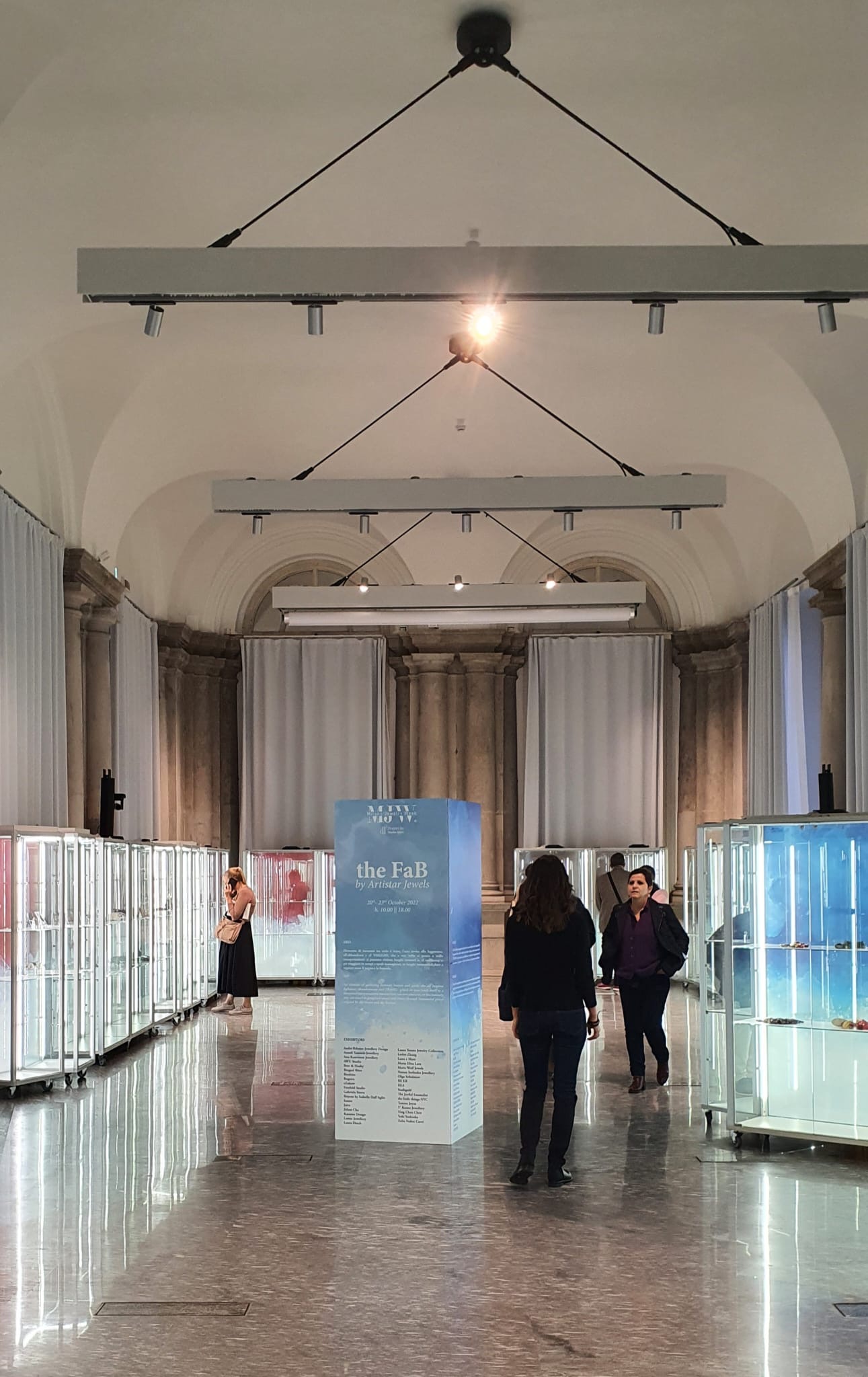 Esposizione vetro a Palazzo Giureconsulti Milano